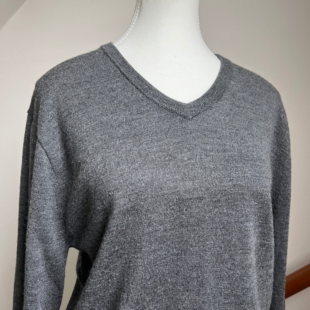 J.Crew 100% Merino Wool V-Neck Sweater Gray Minimalist Size‎ Medium - Picture 2 of 9